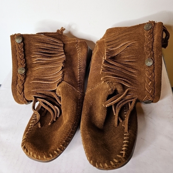 Minnetonka Size 6 leather shoes with tussle and stud accent Cabin Indoor‎ shoes - Picture 6 of 8